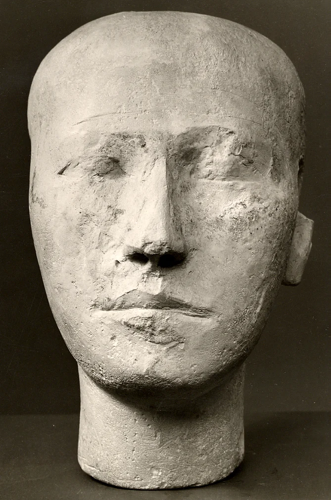 Limestone reserve head from Giza's eastern cemetery dated to Khufu or Khafre, Met 48.156