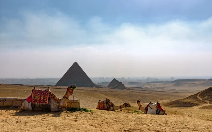 Real contemporary photograph of the Giza Pyramids in Cairo by Mustang Joe, CC0