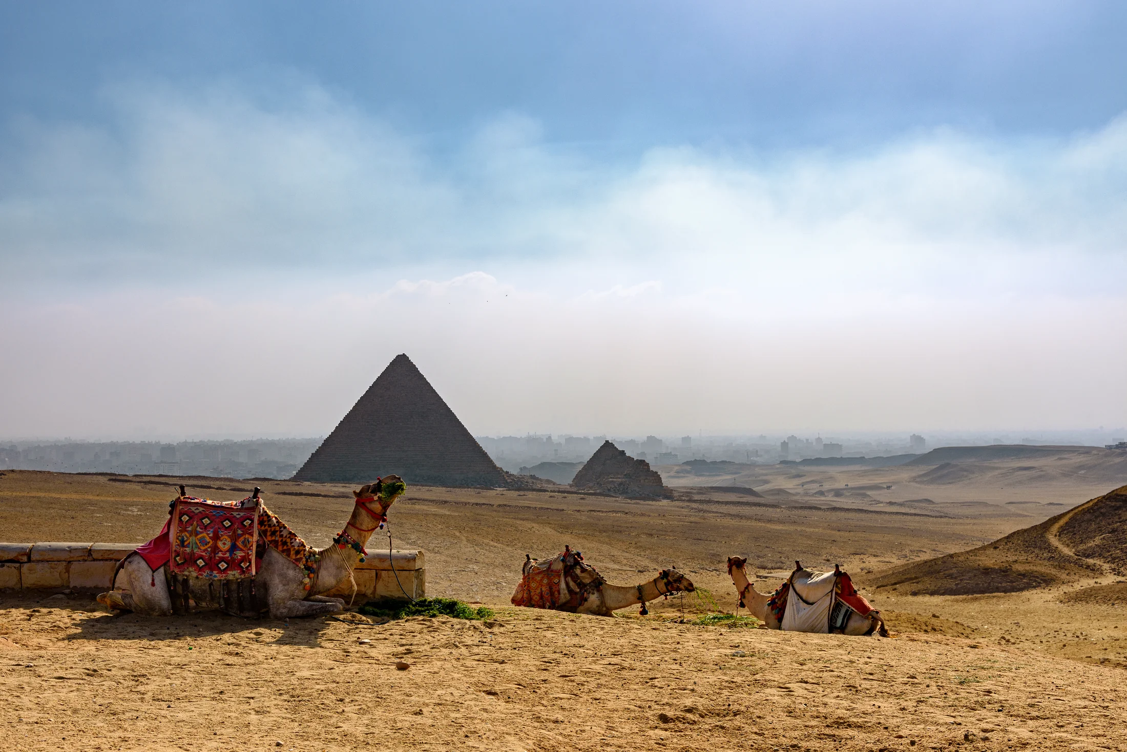 Real contemporary photograph of the Giza Pyramids in Cairo by Mustang Joe, CC0